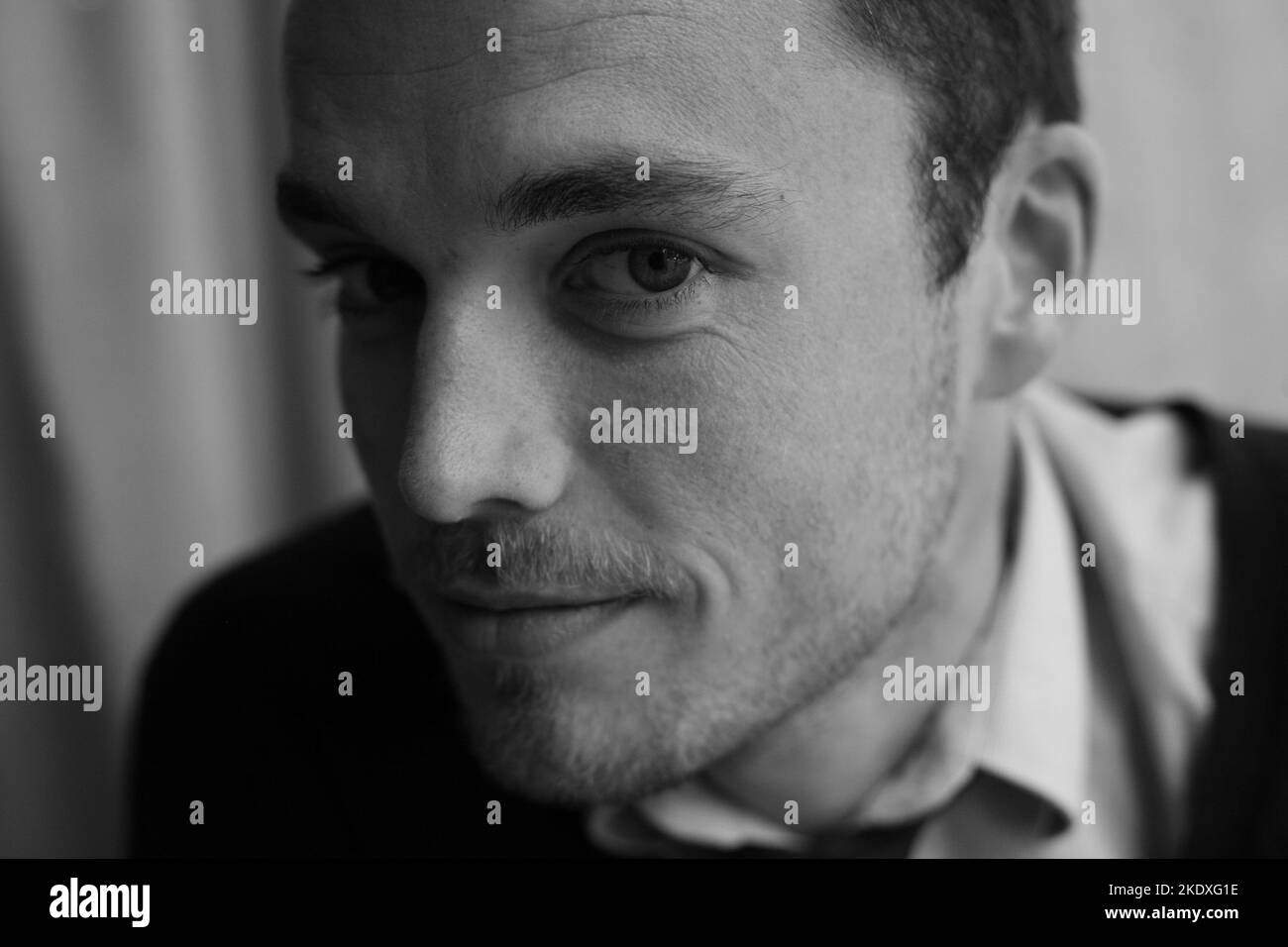 Primo piano foto in bianco e nero di un uomo intelligente Foto Stock