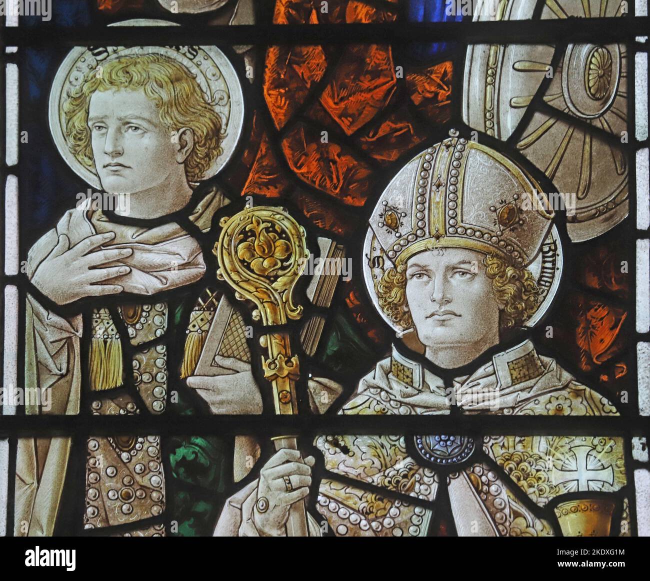 Vetrate colorate di Percy Bacon raffiguranti santi, St Peter's Church, Caversham, Berkshire Foto Stock
