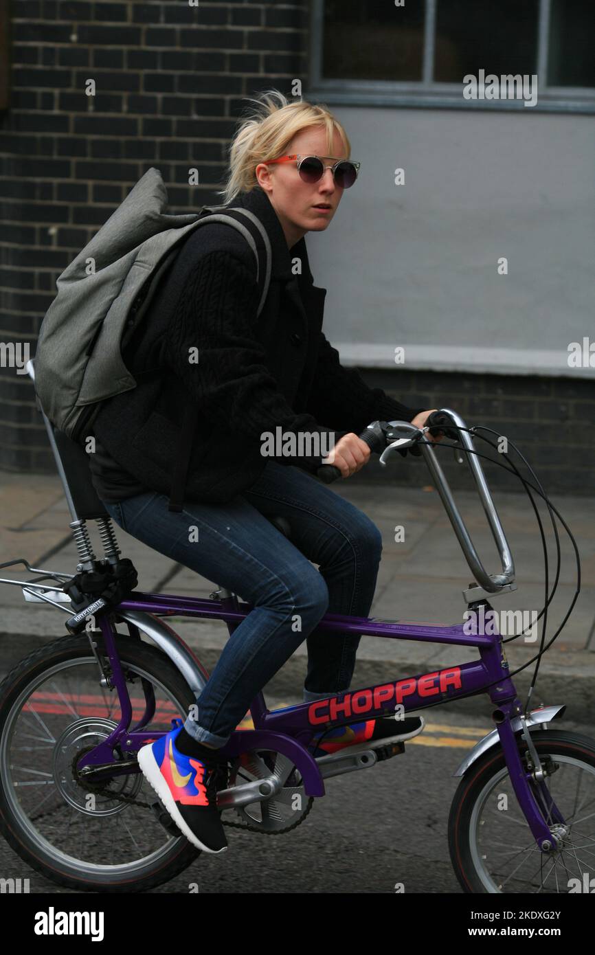 Donna Raleigh Chopper ciclista a East London Foto Stock