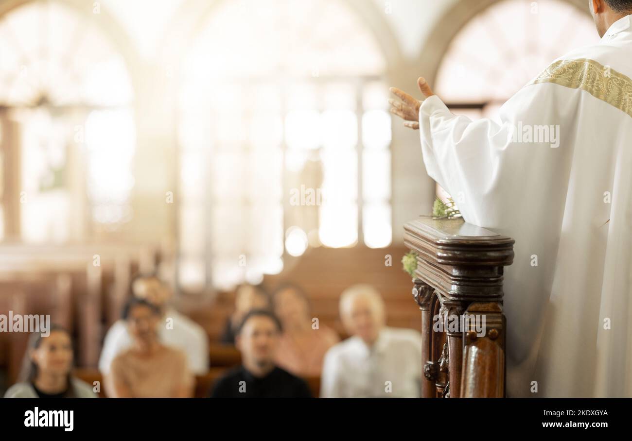 Congregazione, religione e fede con il sacerdote, in chiesa e predicando sermone, parlando e spirituale. Leadership, parlare e entrare in contatto con le persone Foto Stock