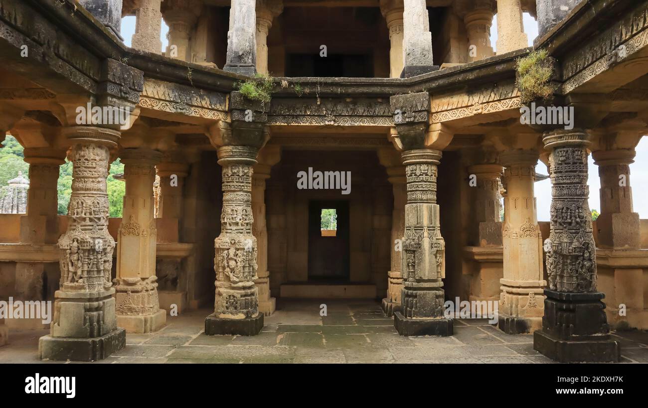 Dettagli dell'intaglio su colonne del Tempio di Navlakha, Ghumli, Dwarka, Gujarat, India. Foto Stock