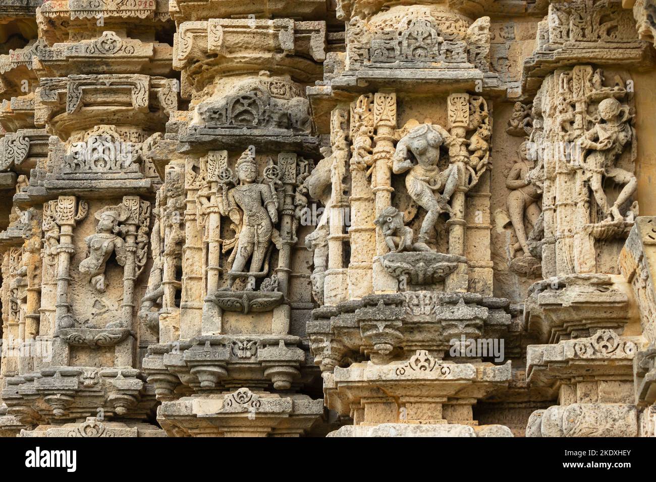 Sculture rotte di Dio indù e Dea su Navlakha Tempio, Ghumli, Dwarka, Gujarat, India. Foto Stock
