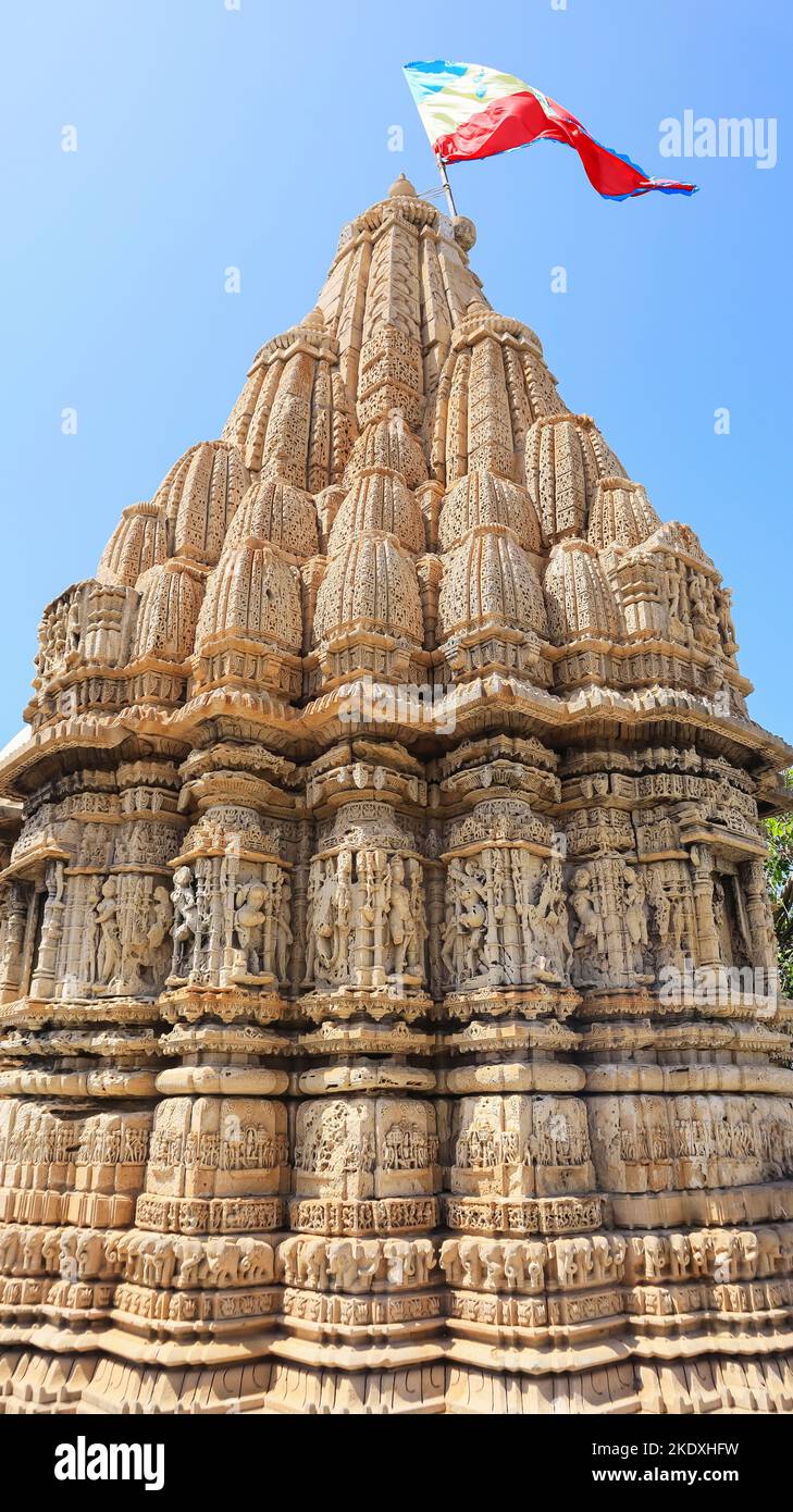 Sculture di dio e delle dee insieme a figure maschili e femminili sul Tempio di Rukmini Devi, Dwarka, Gujarat, India. Foto Stock