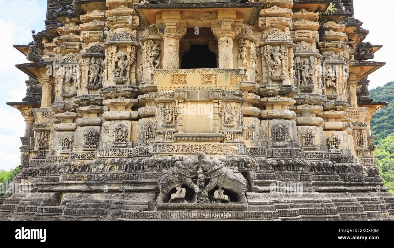 Sculture sul retro del Dio indù e della dea sul Tempio di Navlakha, Ghumli, Dwarka, Gujarat, India. Foto Stock
