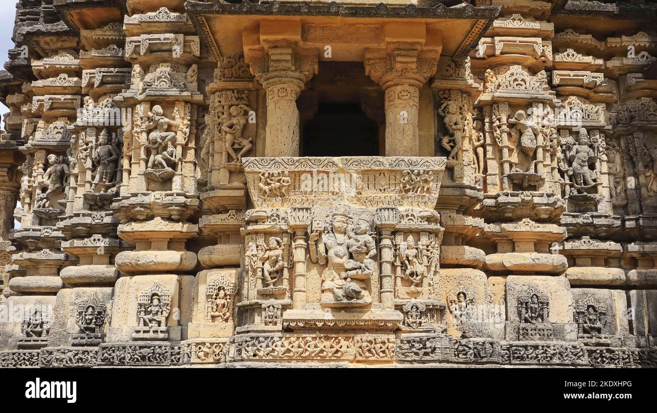 Sculture di Dio indù e Dea sul Tempio di Navlakha, Ghumli, Dwarka, Gujarat, India. Foto Stock