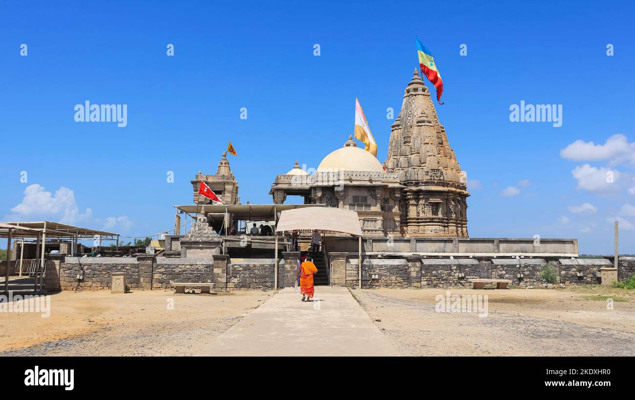 INDIA, GUJARAT, DWARKA, 2022 ottobre, sacerdote indù al Tempio Shri Rukmini Devi, la guglia tradizionale del santuario principale contrasta fortemente con l'h Foto Stock