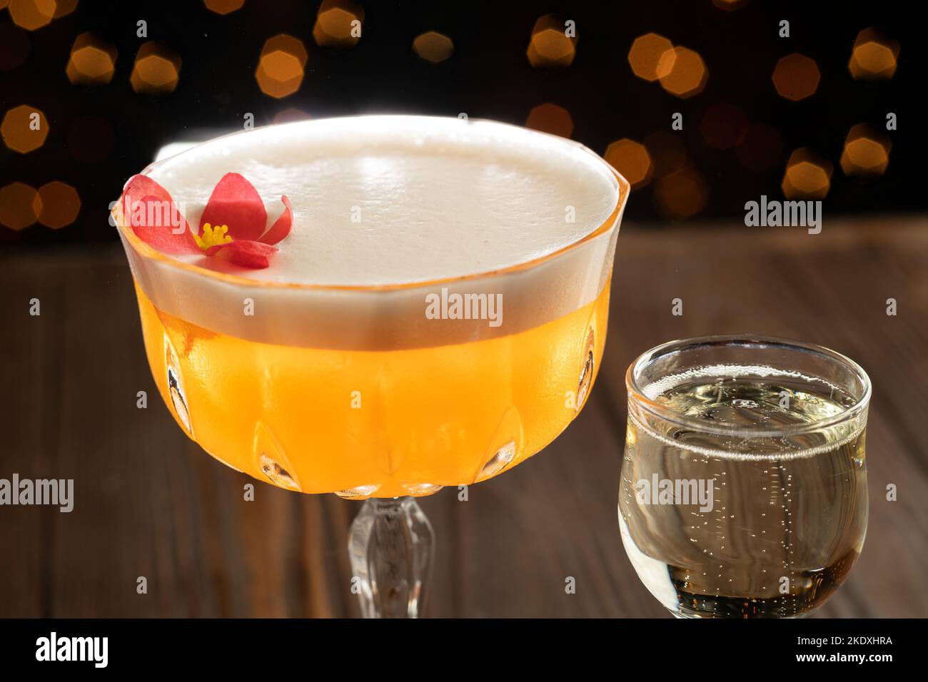 Cocktail su uno sfondo di legno. Bevanda alcolica fredda agli agrumi con Aperol, sciroppo di frutto della passione e prosecco servito con vodka Foto Stock