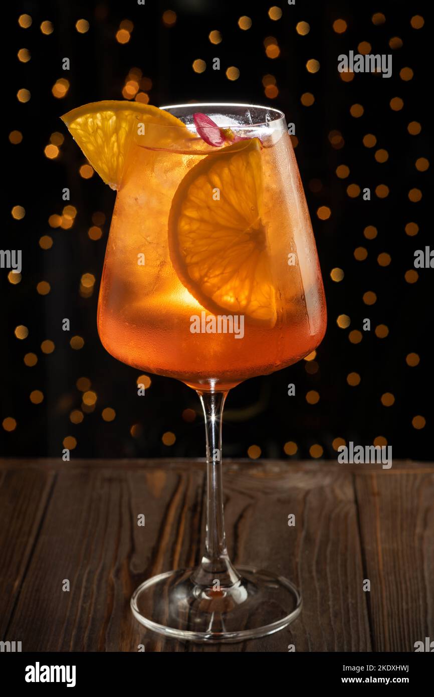 Un bicchiere di cocktail Aperol Spritz al tavolo in un ristorante italiano. Foto Stock