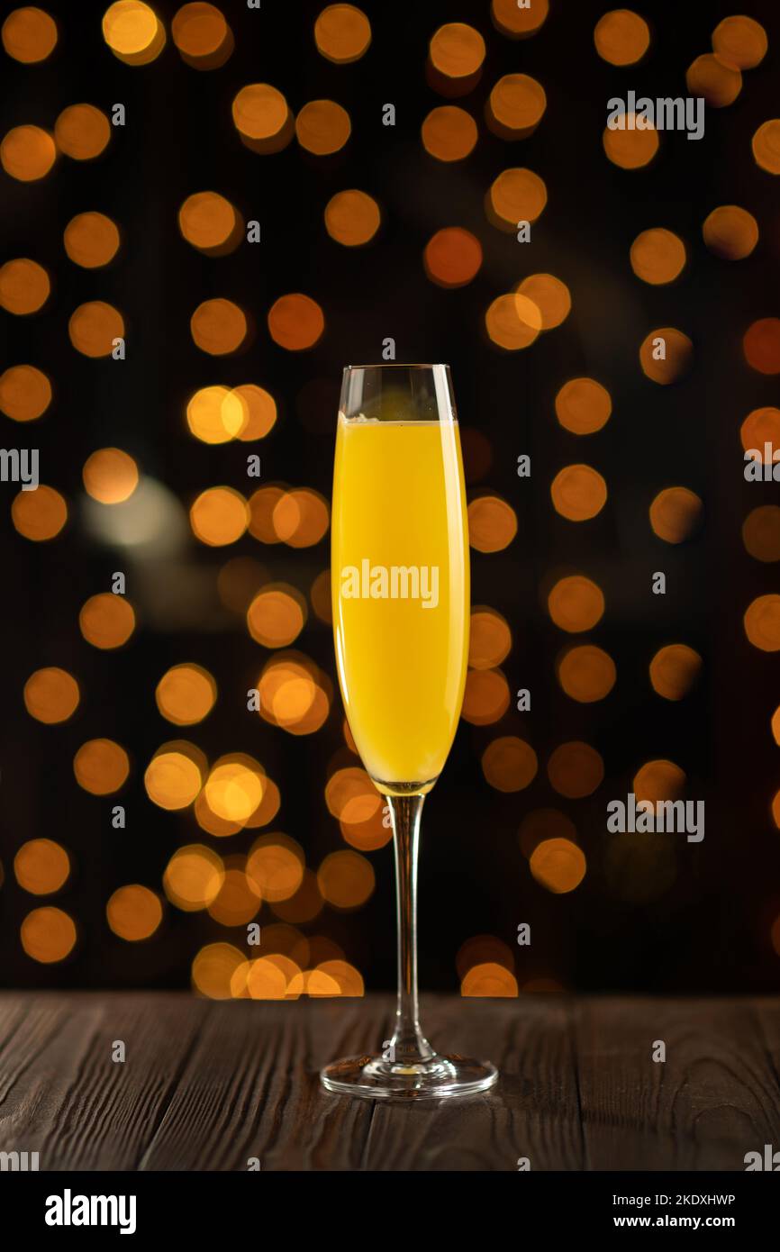 Cocktail Mimosa in un bicchiere di champagne con succo d'arancia e spumante Foto Stock