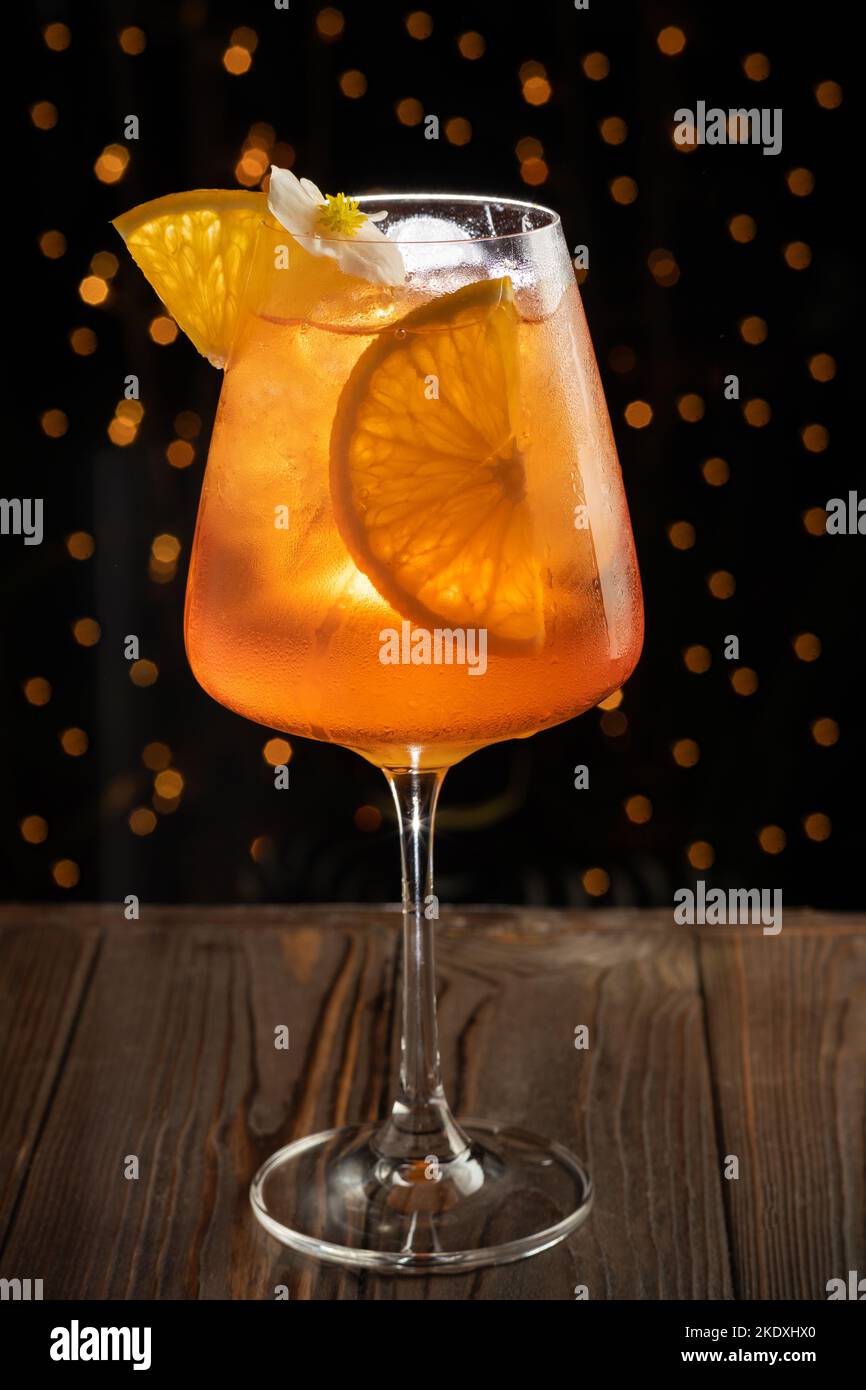 Cocktail Aperol spritz servito su sfondo scuro. Menu bevande. Foto Stock