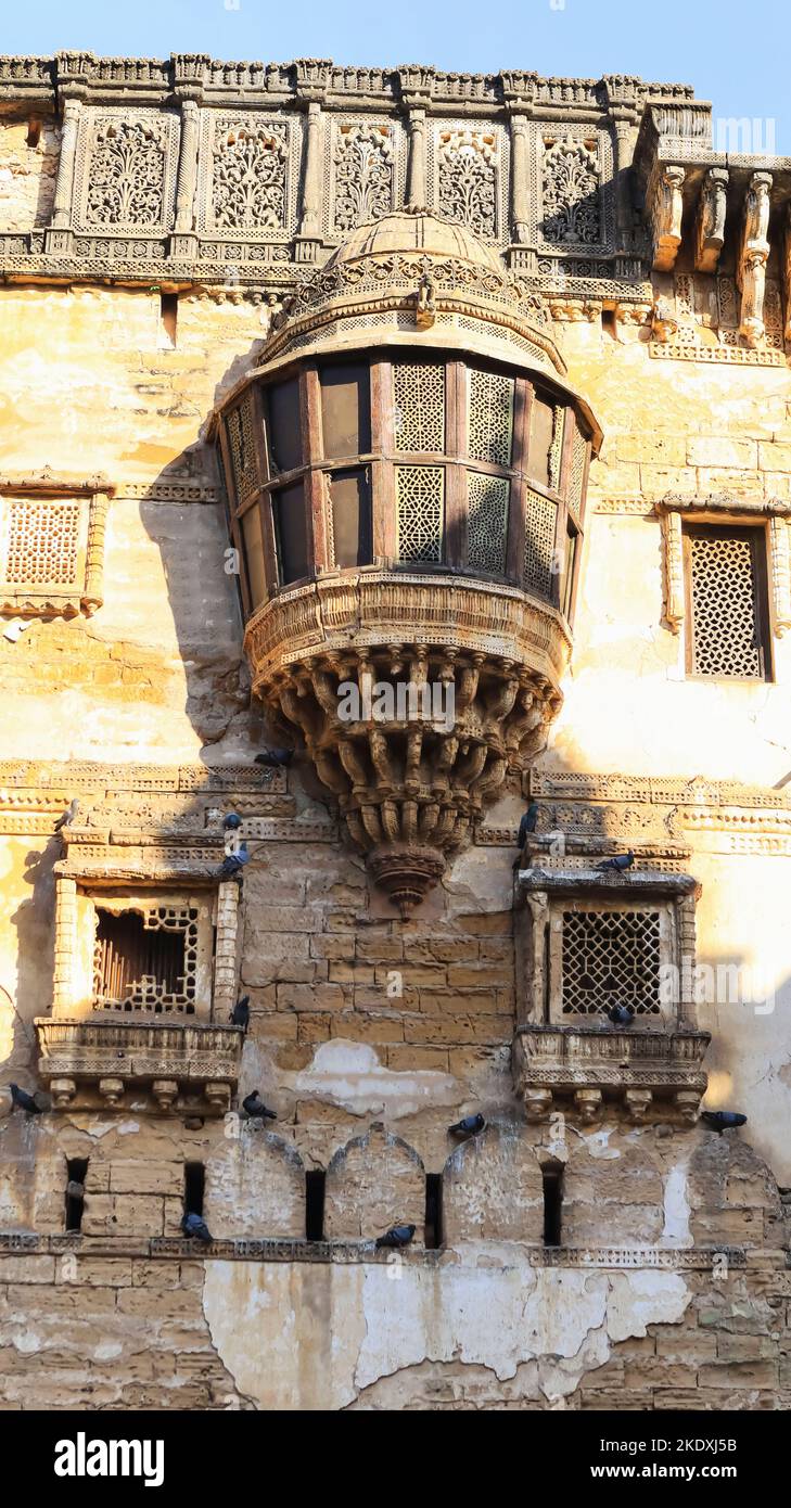 Architettura del vecchio edificio di fronte a Prag Mahal, Bhuj, Gujarat, India. Foto Stock