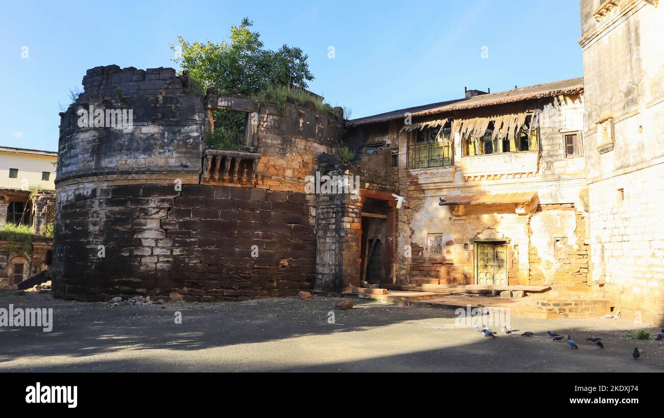 Casa abbandonata in Front Prag Mahal, Bhuj, Gujarat, India. Foto Stock