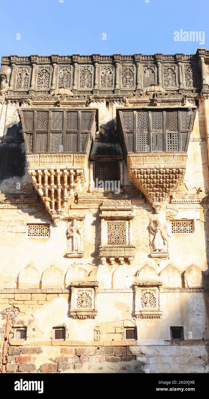 Architettura del vecchio edificio di fronte a Prag Mahal, Bhuj, Gujarat, India. Foto Stock