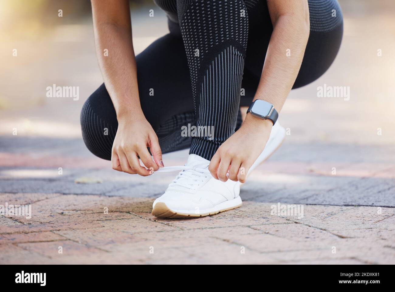 Donna mani e lacci per il fitness l allenamento o l allenamento