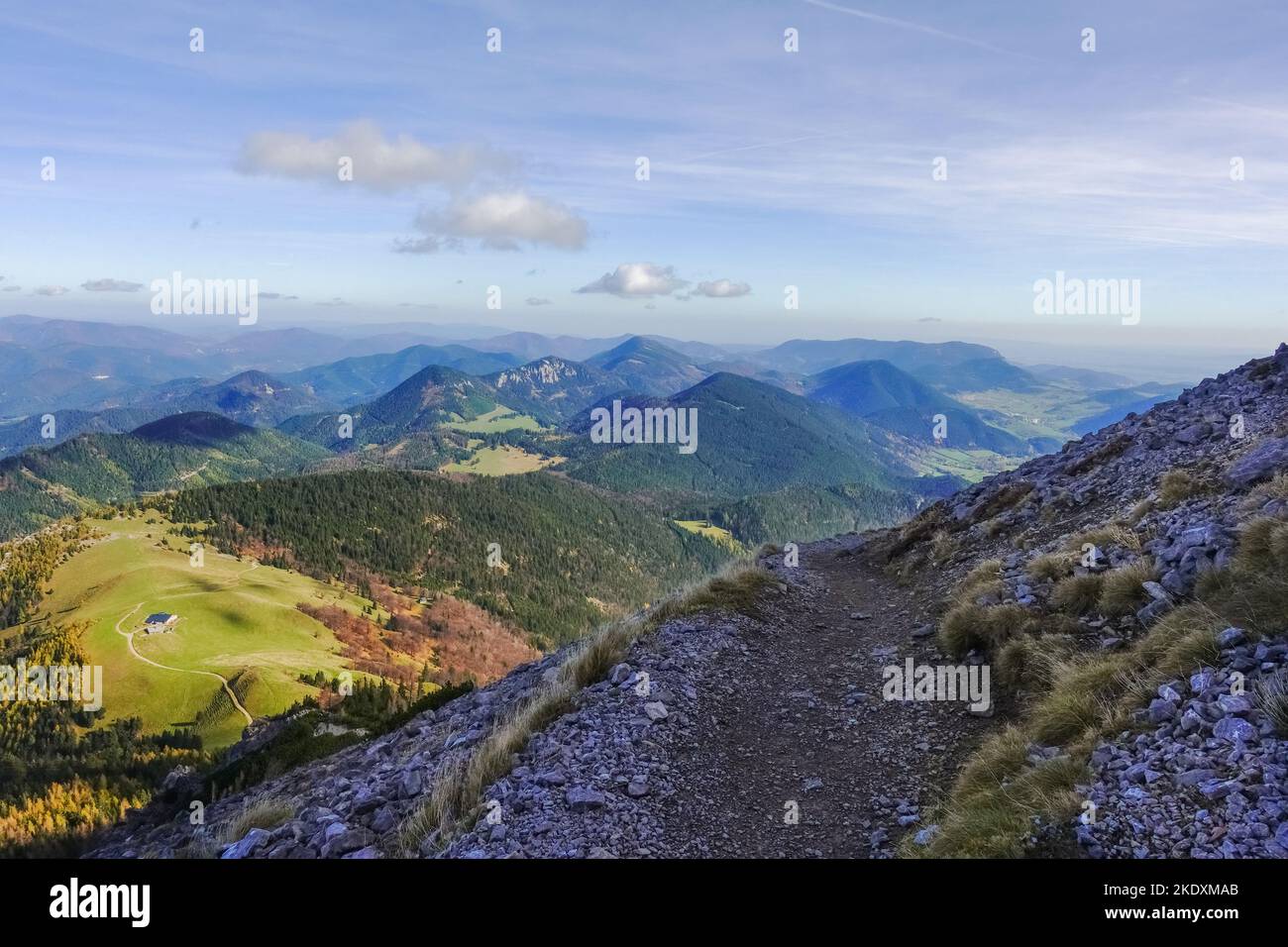 incredibile sentiero su una ripida montagna con una splendida vista sul paesaggio Foto Stock