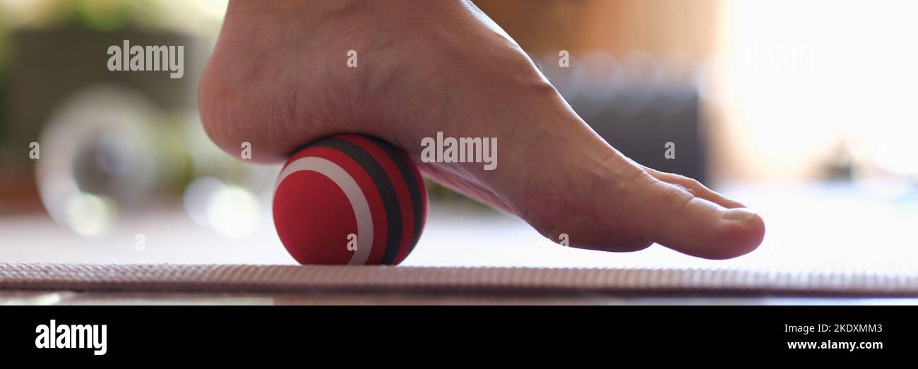 Rilascio miofasciale dei muscoli iper-mobili del piede con la sfera di massaggio Foto Stock