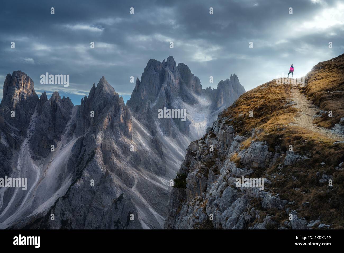 Donna sul sentiero di montagna e belle rocce in giornata colosa Foto Stock