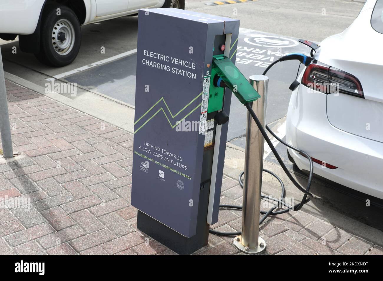 Stazione di ricarica per veicoli elettrici in un parcheggio vicino a Bondi Beach a Sydney, Australia. Foto Stock