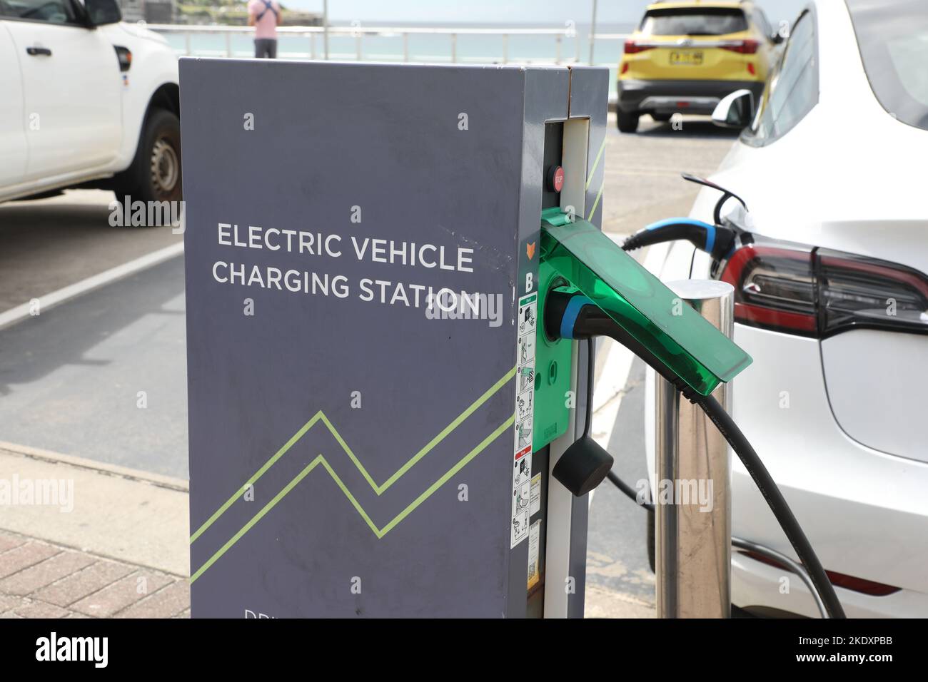 Stazione di ricarica per veicoli elettrici in un parcheggio vicino a Bondi Beach a Sydney, Australia. Foto Stock
