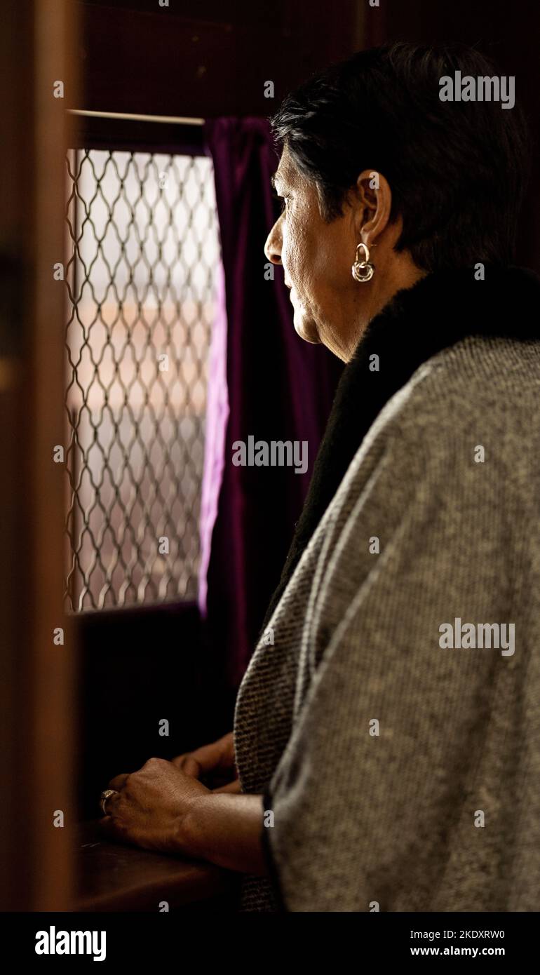 Confessione, religione e donna in chiesa, fede e culto, pregate per il perdono con la persona cristiana e spirituale. Cristo, conversazione con Dio Foto Stock