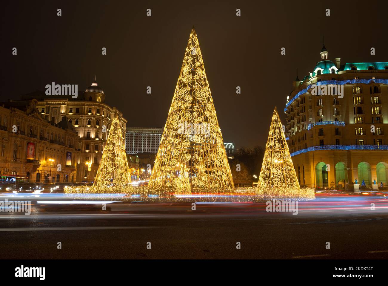 BAKU, AZERBAIGIAN - 30 DICEMBRE 2017: Installazione di luci di Capodanno su Neftchilar Avenue la notte di dicembre Foto Stock