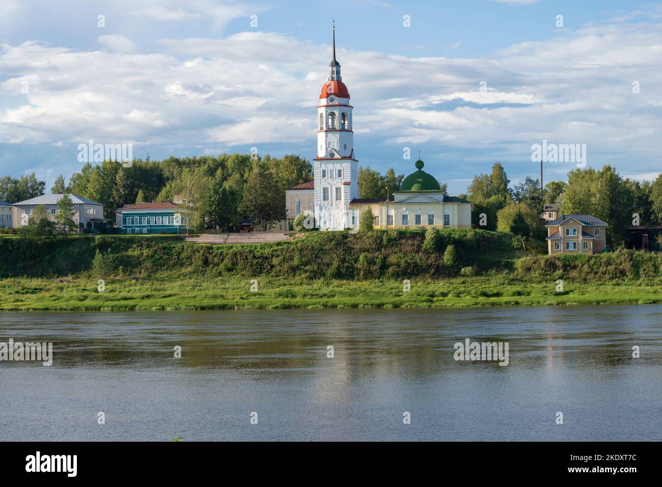 Presunzione Chiesa con un campanile nel paesaggio urbano il pomeriggio di agosto. Totma, Vologda Oblast. Russia Foto Stock