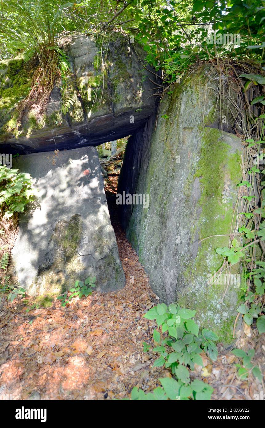 Austria, la cosiddetta Hohl-Felsen - roccia cava - una meraviglia naturale con roccia eclogitica, un materiale particolarmente resistente, parte del Kristall Koralm Foto Stock