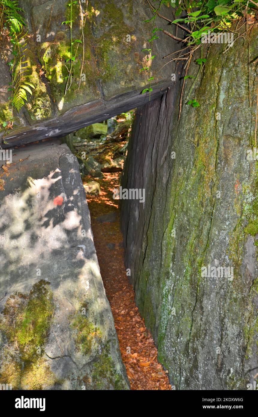 Austria, la cosiddetta Hohl-Felsen - roccia cava - una meraviglia naturale con roccia eclogitica, un materiale particolarmente resistente, parte del Kristall Koralm Foto Stock