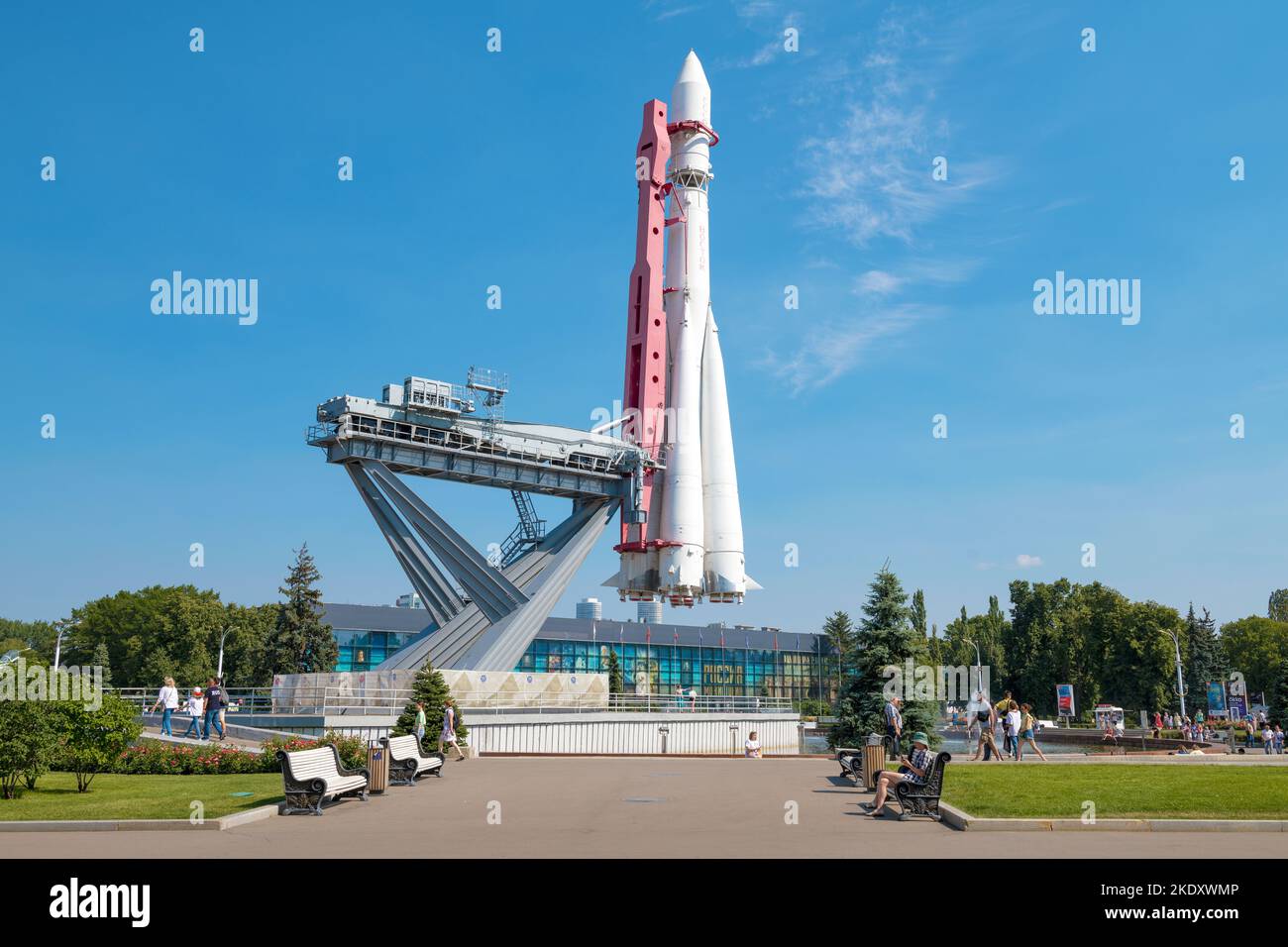 MOSCA, RUSSIA - 17 AGOSTO 2022: Razzo Vostok sulla piattaforma di lancio in un giorno di sole agosto. Mostra del Centro Espositivo All-Russian (VDNKh) Foto Stock