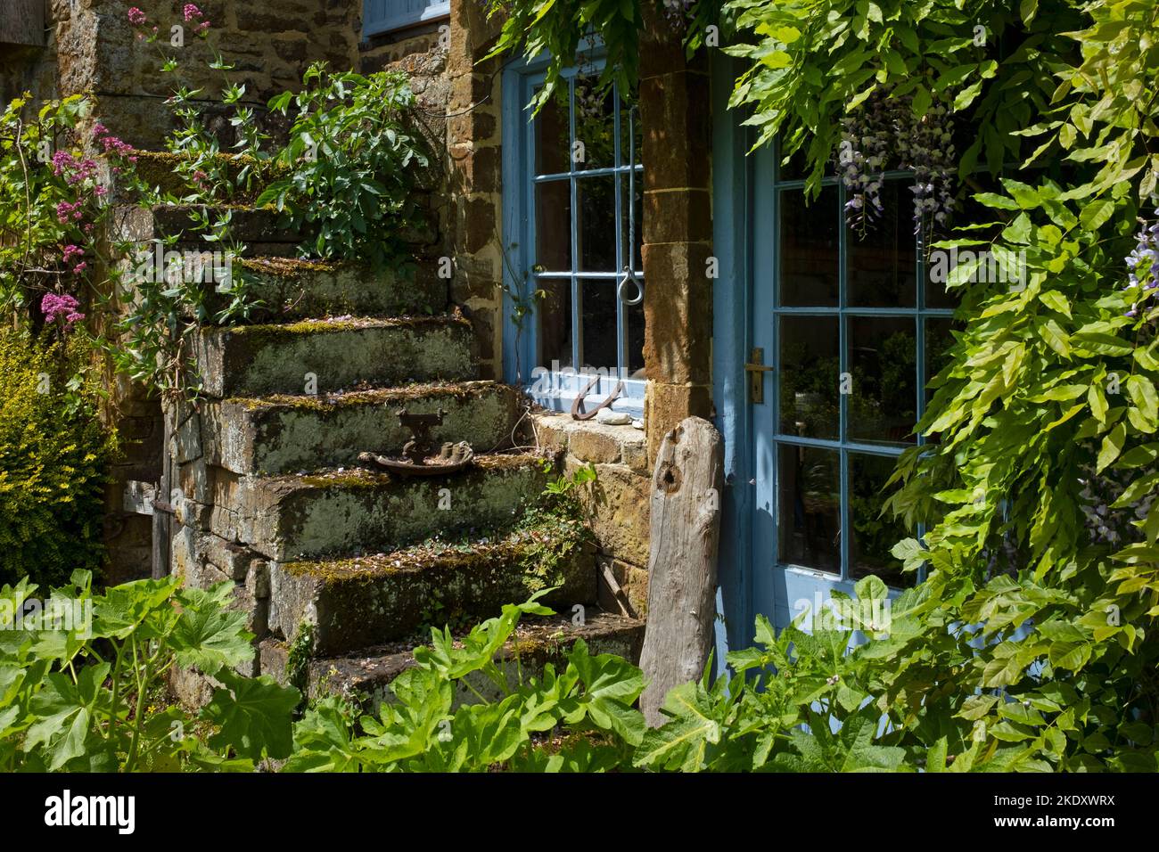 Vecchio cottage cotswold con scalini esterni in pietra che conducono al piano superiore, Cotswolds, Inghilterra Foto Stock