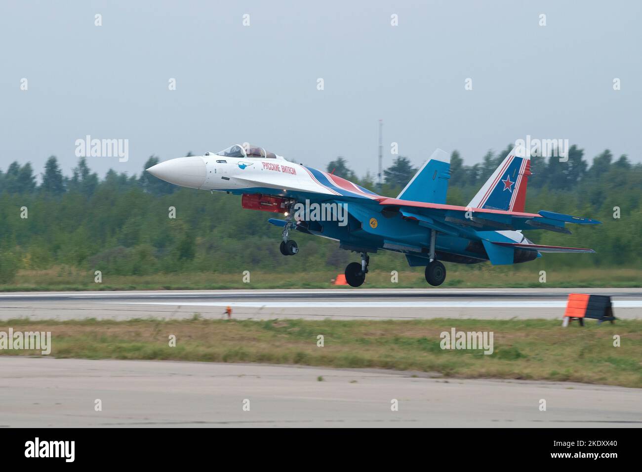 KUBINKA, RUSSIA - 20 AGOSTO 2022: Il jet russo su-35S della squadra aeronautica dei Cavalieri russi atterra in una nuvolosa giornata estiva. Aeroporto di Kubinka Foto Stock