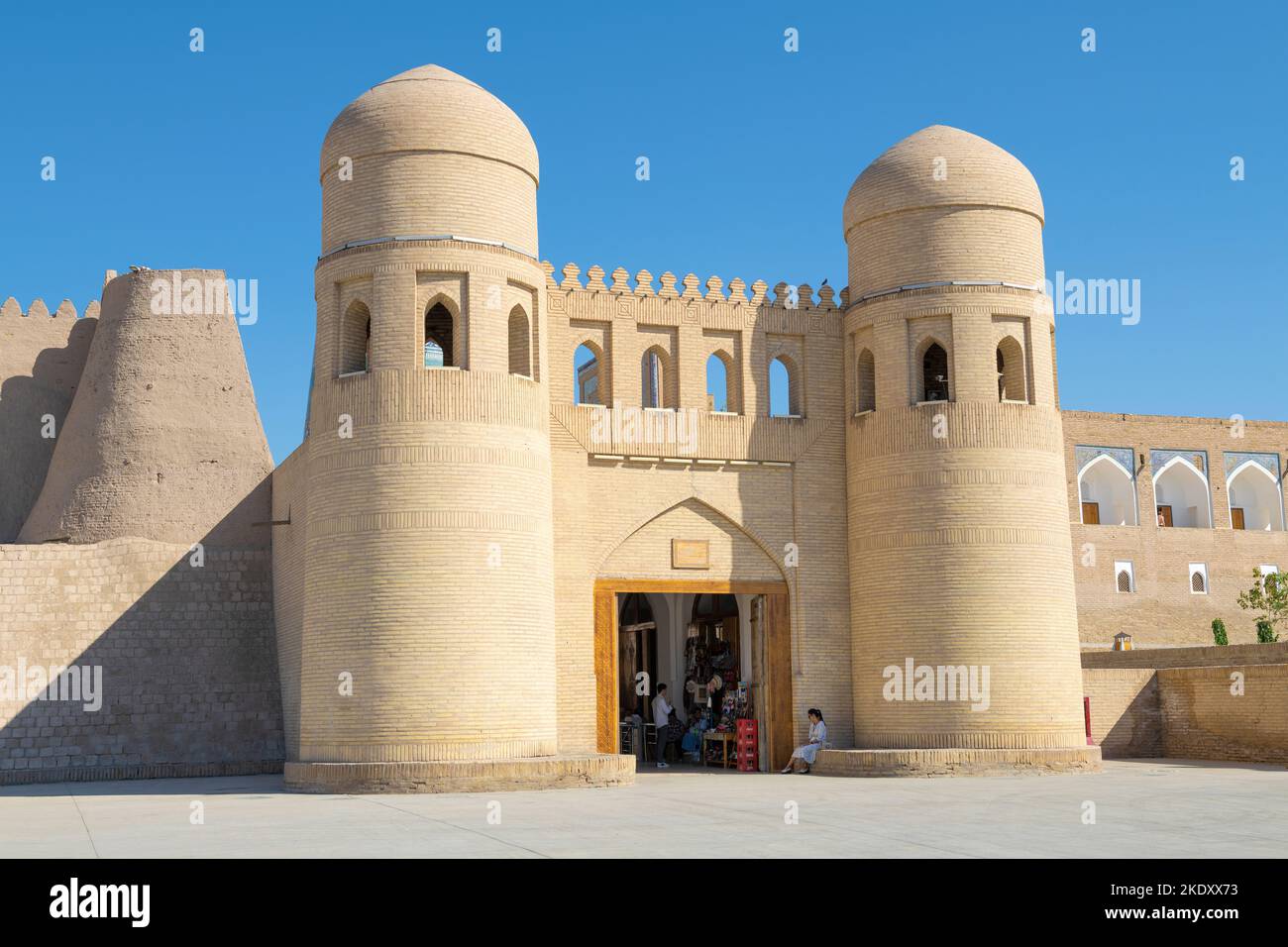 KHIVA, UZBEKISTAN - 05 SETTEMBRE 2022: Primo piano della porta di Ota-Darvoza in una giornata di sole. La città interna di Ichan-Kala Foto Stock