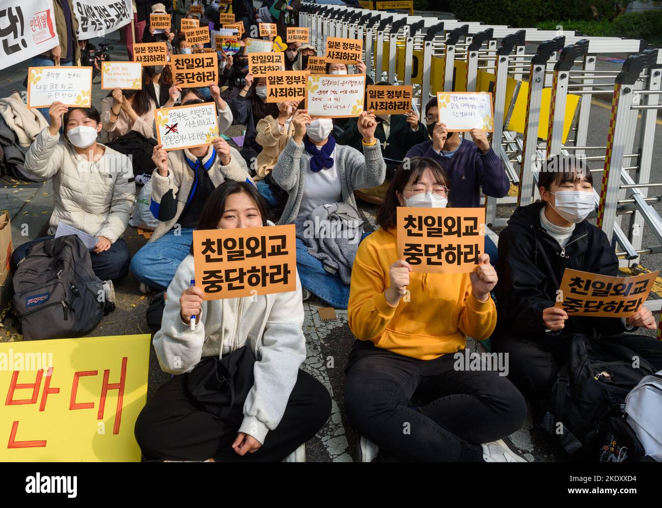 Seul, Corea del Sud. 09th Nov 2022. I manifestanti tengono cartelli di fronte all'ambasciata giapponese a Seoul. I membri del gruppo civico anti-Giappone fanno tappa a un raduno di mercoledì chiedendo al Giappone di offrire una formale scusa per le "donne di conforto", che sono state costrette nei suoi bordelli militari in tempo di guerra durante la seconda guerra mondiale Credit: SOPA Images Limited/Alamy Live News Foto Stock