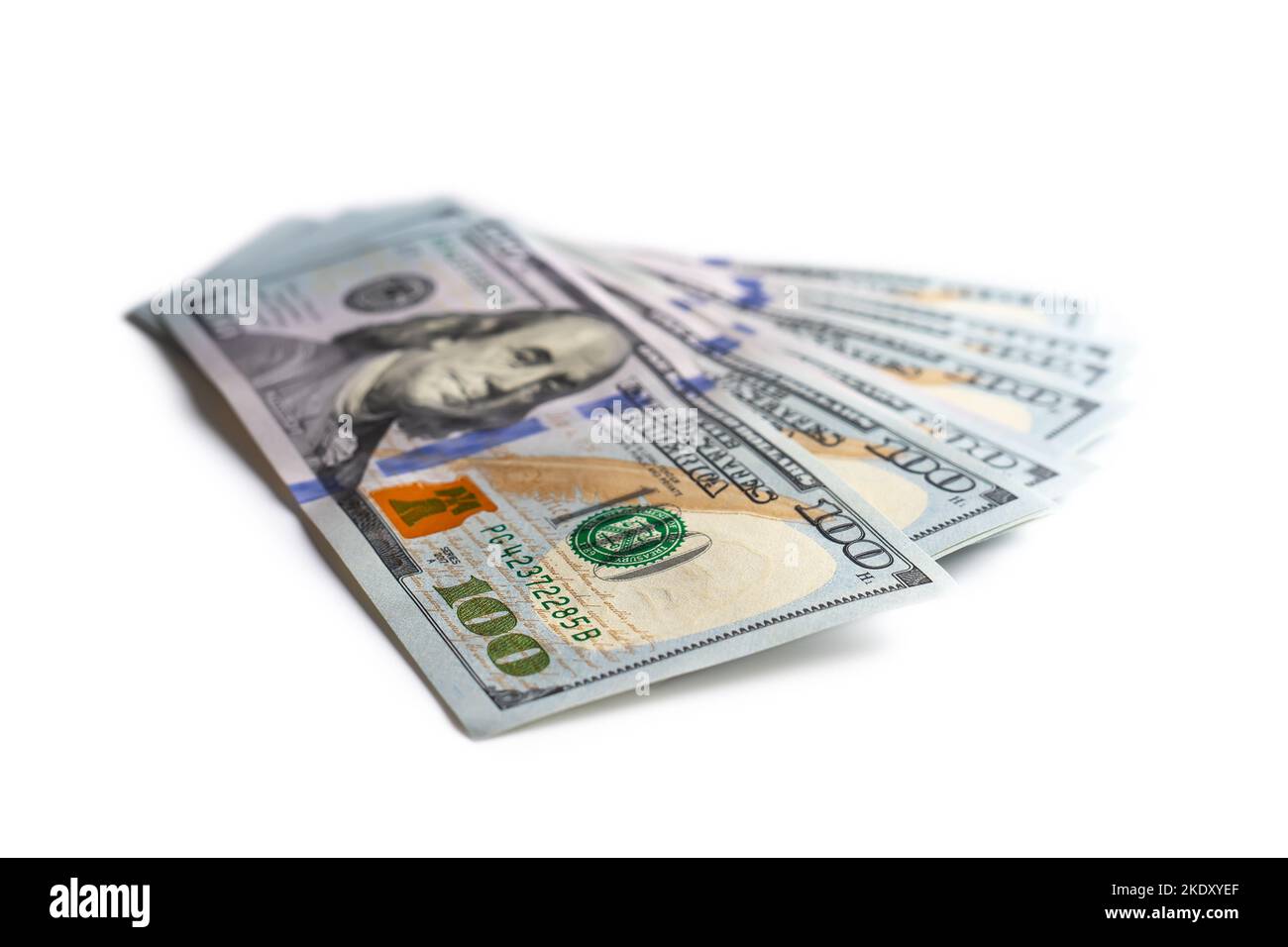 Pila di fatture in dollari statunitensi di nuovo design isolate su sfondo bianco. Centinaia di banconote in dollari. Vista dall'alto, disposizione piatta. Business, finanza, banca, curre Foto Stock