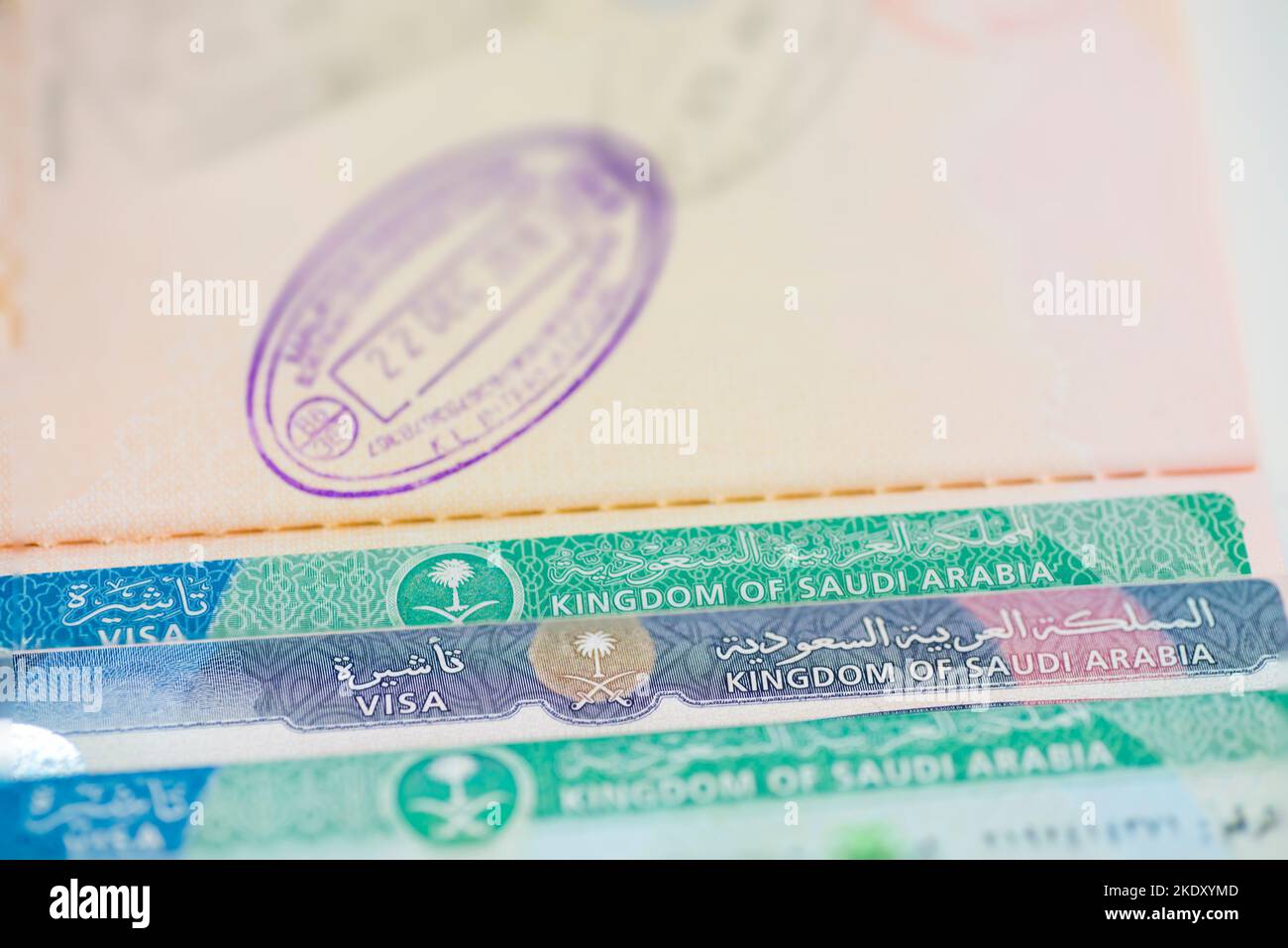 Regno dell'Arabia Saudita francobolli e approvazione dei visti. L'Arabia Saudita ha concesso l'accesso a turisti stranieri provenienti da 49 paesi per visitare l'Arabia Saudita. Foto Stock