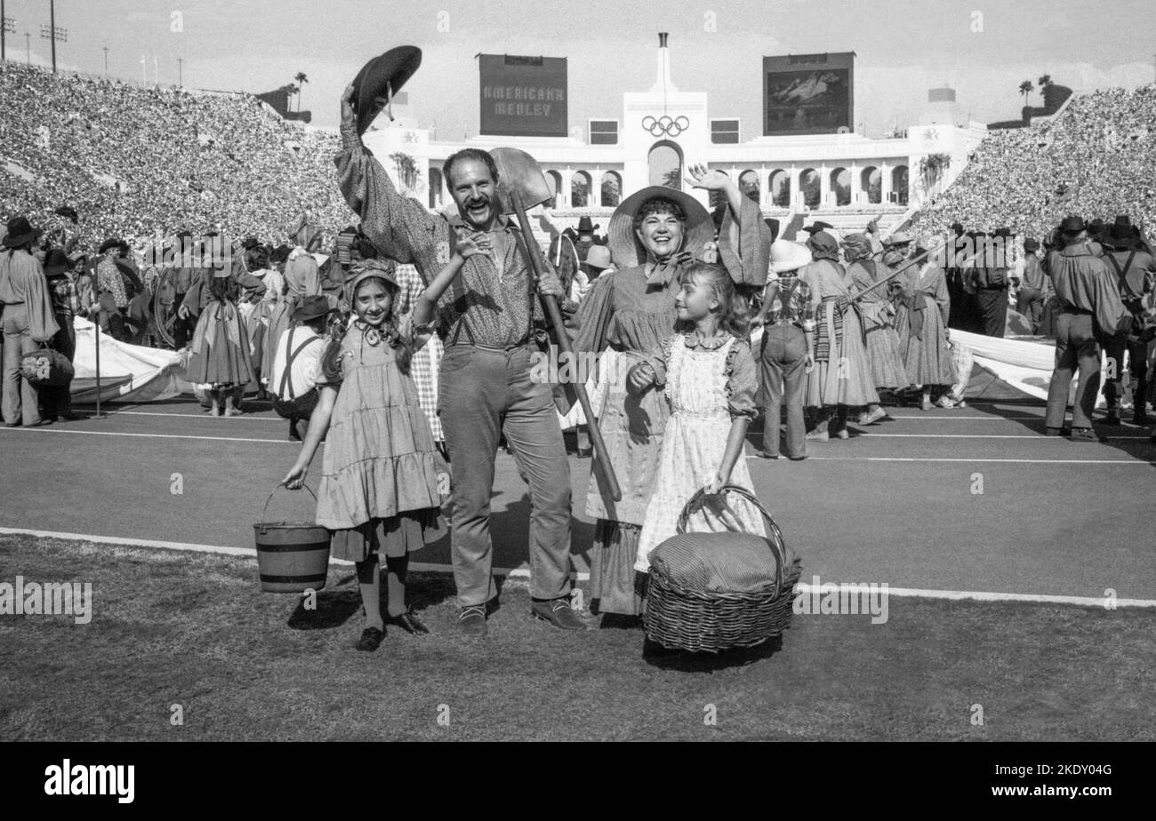 GIOCHI OLIMPICI ESTIVI LOS ANGELES 1984 CERIMONIA DI APERTURA OLIMPICA allo stadio Coliseum con uno spettacolo di storia americana Foto Stock