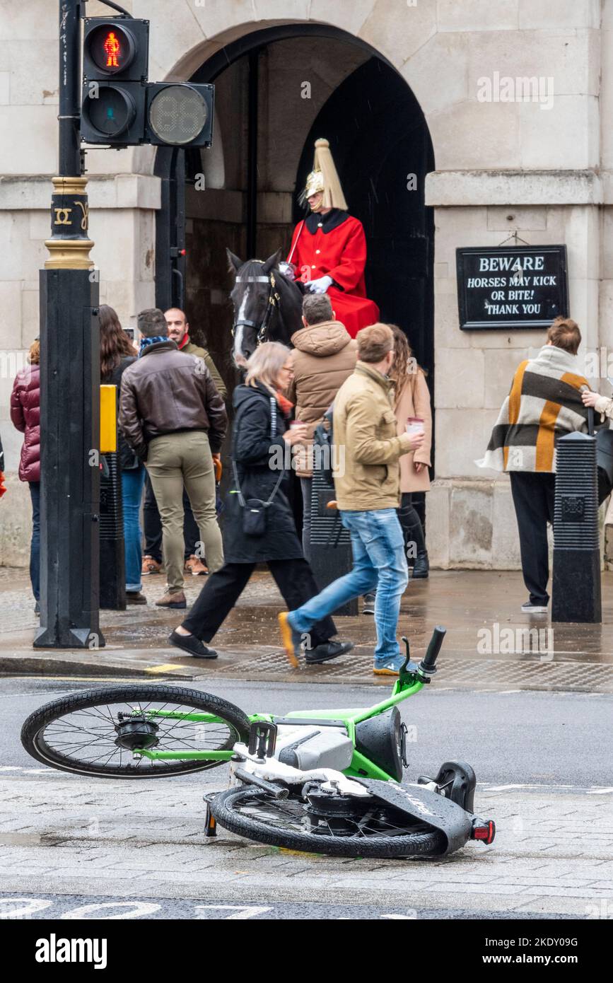 Noleggio bici Cime Uber scartata a Whitehall al di fuori della Horse Guards Parade, Westminster, Londra, Regno Unito. Ciclo di noleggio biciclette senza molo, abbandonato Foto Stock