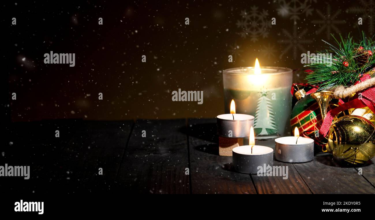 Tema neve banner di Natale con candele e ornamenti di celebrazione. Foto Stock