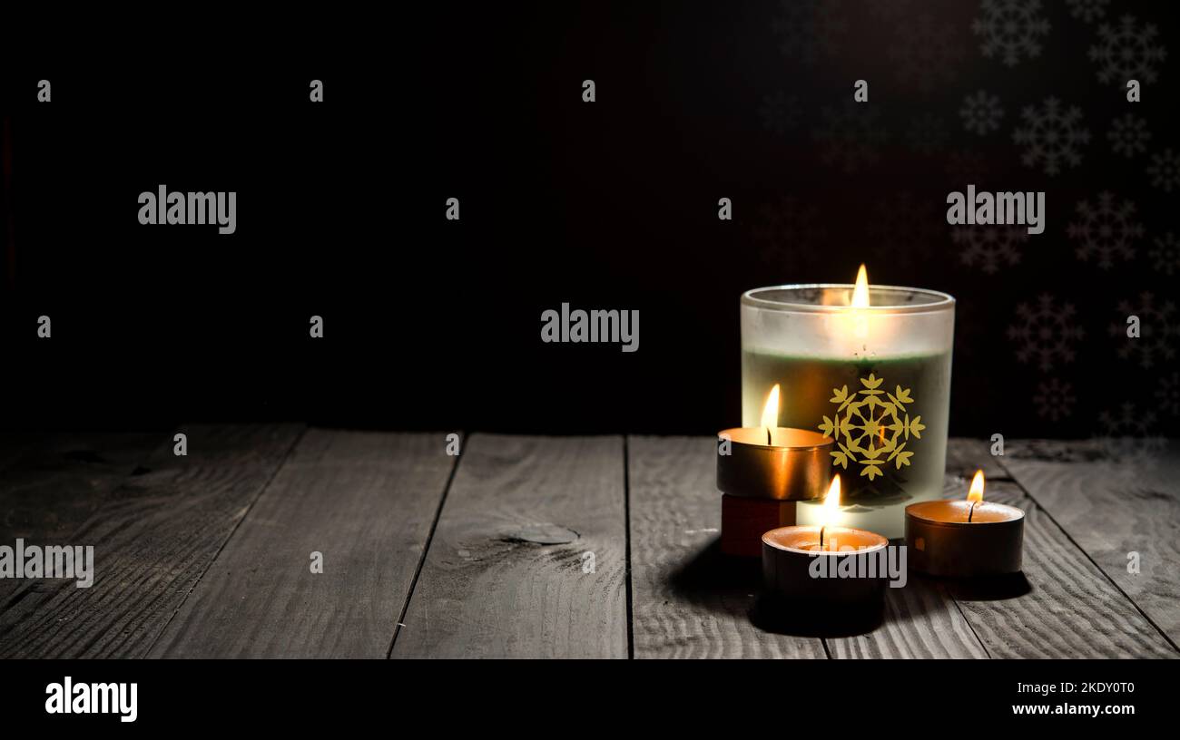 Festa a tema di Natale con candele su tavolo di legno scuro con spazio copia. Foto Stock