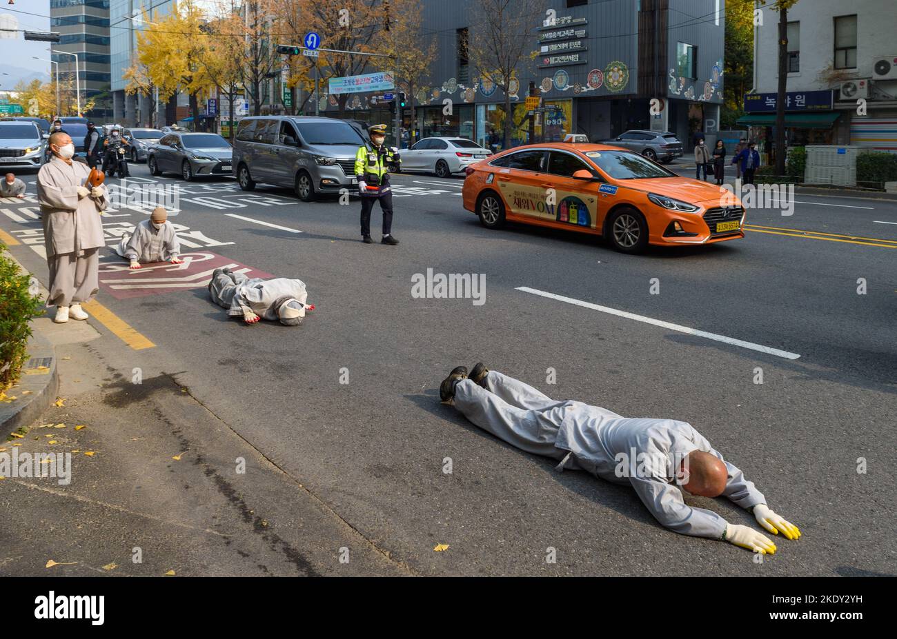 Seul, Corea del Sud. 09th Nov 2022. I monaci buddisti sudcoreani hanno visto la piena inchinarsi mentre altri detengono cartelli in una strada del centro di Seoul durante una protesta a Seoul. I monaci buddisti sudcoreani rendono omaggio alle vittime della repressione della folla di Itaewon, che ha ucciso almeno 156 persone nell'ottobre 29, e chiedono la verità dietro l'incidente. Credit: SOPA Images Limited/Alamy Live News Foto Stock