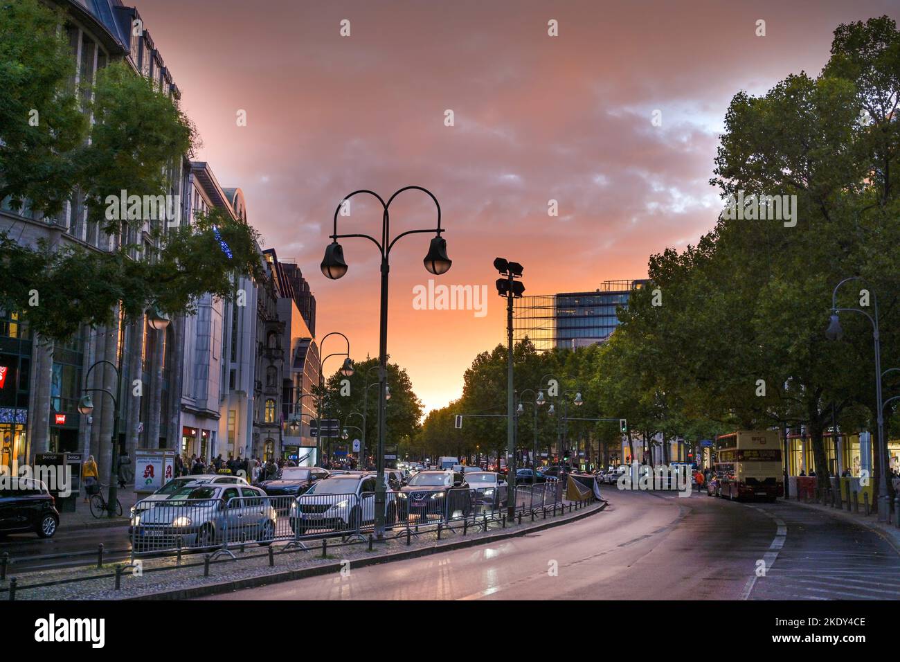 Sonnenuntergang, Kurfürstendamm, Charlottenburg, Charlottenburg-Wilmersdorf, Berlino, Germania Foto Stock