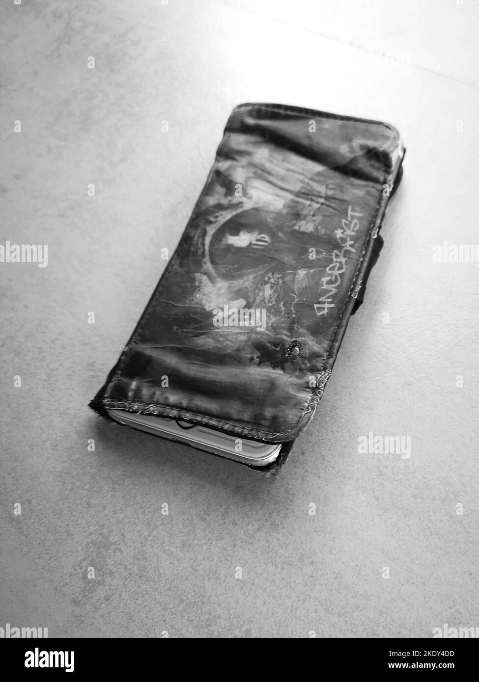 Usato Phone case, Stark gebrauchte Handyhuelle schwarzweiss bianco e nero Foto Stock