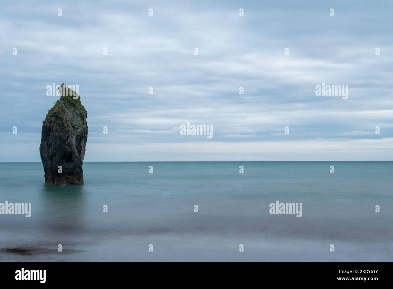 Un'immagine panoramica di una roccia nella parte bassa della costa dell'isola di Ko Poda in Thailandia in una giornata nuvolosa Foto Stock