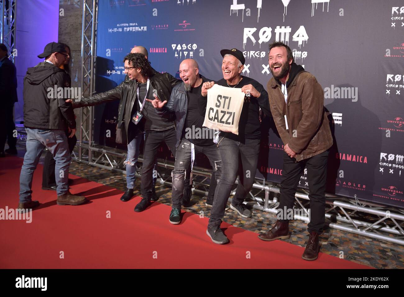 Il chitarrista italiano vince Pastano, il tastierista italiano Alberto  Rocchetti e il direttore di scena Diego Spagnoli con altri ospiti  parteciperanno alla prima del documentario Vasco Live Roma Circo massimo  2022. Roma (