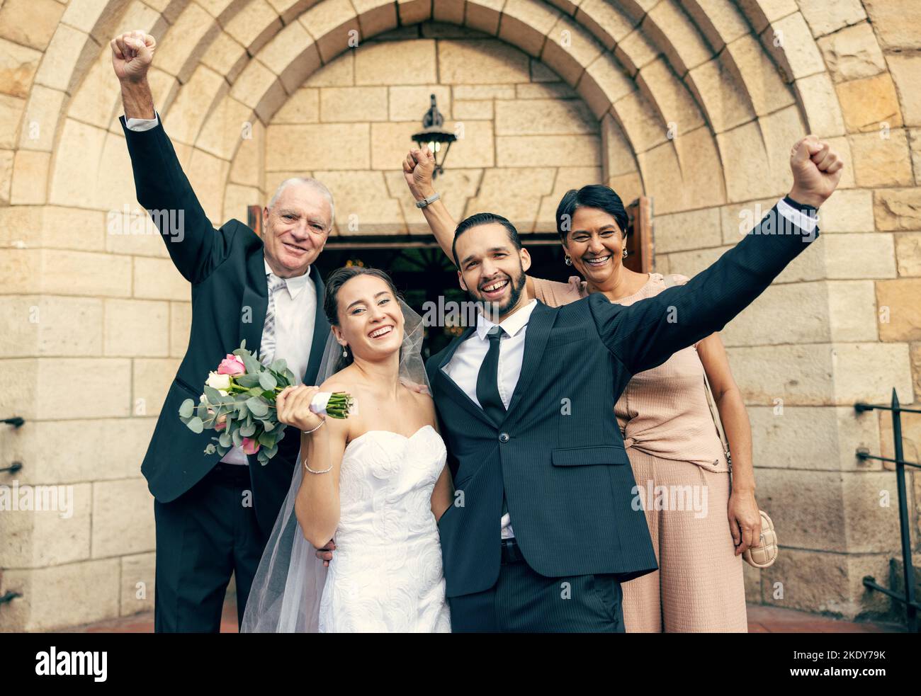 Matrimonio, madre e padre con una coppia felice in celebrazione di un matrimonio d'amore con orgoglio familiare. Mamma e papà orgogliosi sorridendo con una sposa e. Foto Stock