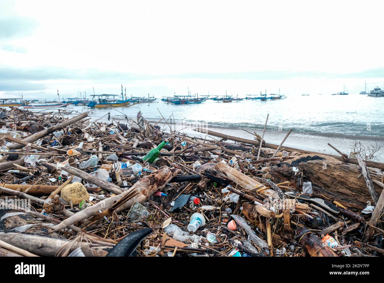 Immondizia sulla spiaggia, inquinamento ambientale Bali isola Indonesia. Inquinamento da spiaggia tropicale Foto Stock