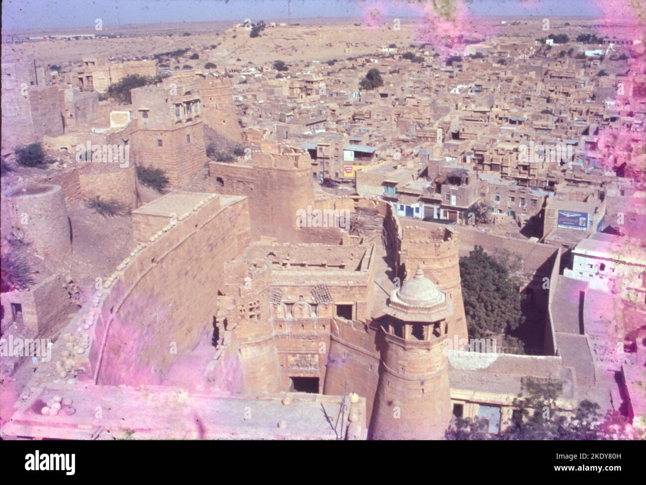 Jaisalmer Fort è situato nella città di Jaisalmer, nello stato indiano del Rajasthan. Si ritiene che sia uno dei pochissimi "forti viventi" del mondo, poiché quasi un quarto della popolazione della città vecchia risiede ancora all'interno del forte. Per la parte migliore della sua storia di 860 anni, il forte era la città di Jaisalmer. Foto Stock
