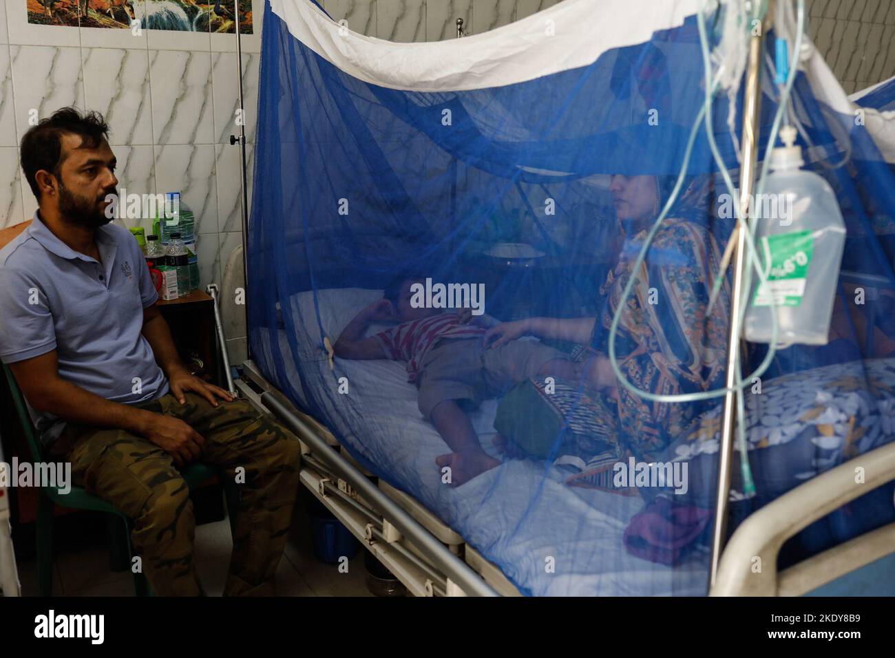 Dhaka, Bangladesh. 9th Nov 2022. La situazione della dengue è molto più grave degli ultimi anni in Bangladesh. Un totale di 182 persone sono morte per malattia di dengue tra gennaio 1 e novembre 8. Con i nuovi casi, il numero totale di pazienti dengue quest'anno è salito a 44.802, mentre circa 41.397 sono stati rilasciati dagli ospedali. (Credit Image: © Md. Rakibul Hasan/ZUMA Press Wire) Credit: ZUMA Press, Inc./Alamy Live News Foto Stock