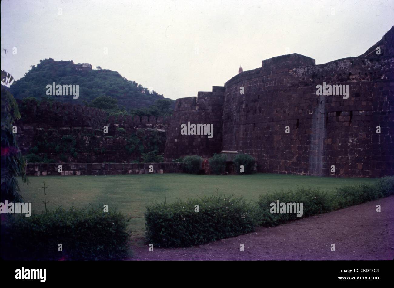 Il Forte di Devagiri, conosciuto anche come Daulatabad o Deogiri, è una cittadella fortificata storica situata nel villaggio di Devagiri vicino a Sambhaji Nagar, Maharashtra, India. Fu la capitale della dinastia Yadava, per un breve periodo la capitale del Sultanato di Delhi, e più tardi una capitale secondaria del Sultanato di Ahmadnagar. Foto Stock