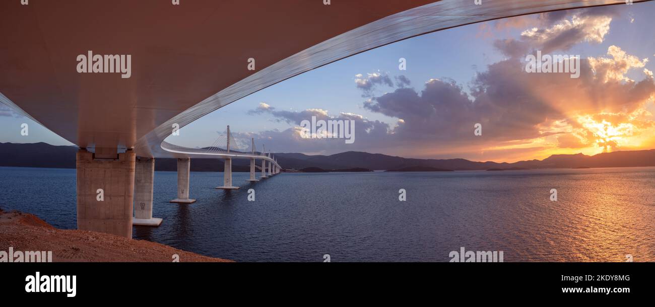 Ponte Peljesac, Croatia.immagine panoramica di bella moderna multi-span cavo-steso ponte Peljesac sul mare nella contea di Dubrovnik-Neretva, Croazia Foto Stock
